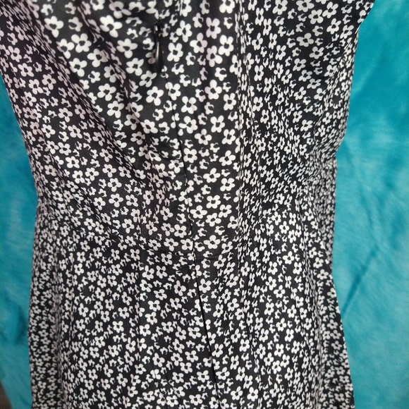 Black flow dress with small white floral detail - Picture 2 of 3